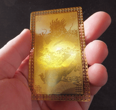財布に入れる金色のカード